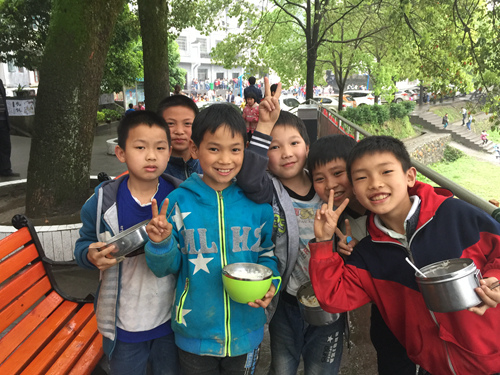 圖為湖南省懷化市溆浦縣油洋鄉(xiāng)中心小學(xué)學(xué)生準(zhǔn)備去食堂就餐 徐鵬/攝
